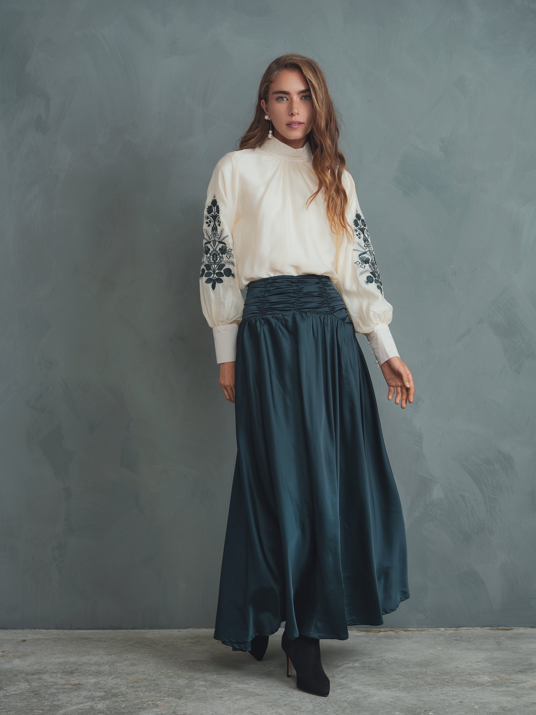 トップス beauty beast Butterfly effect MOCKNECK L Embroidery Mock Neck Top – udelny.com