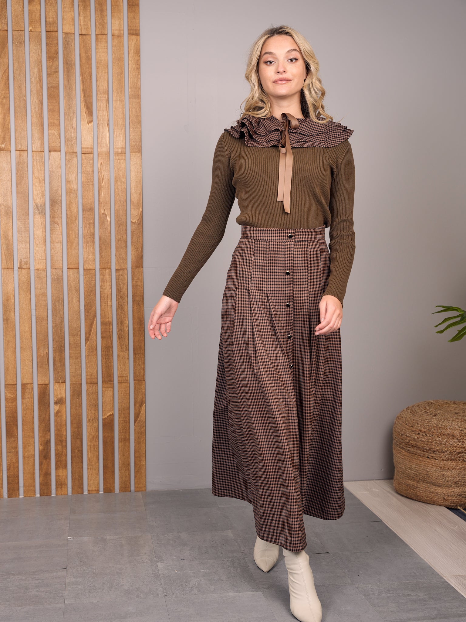 Knit Top WIth Ruffle Collar